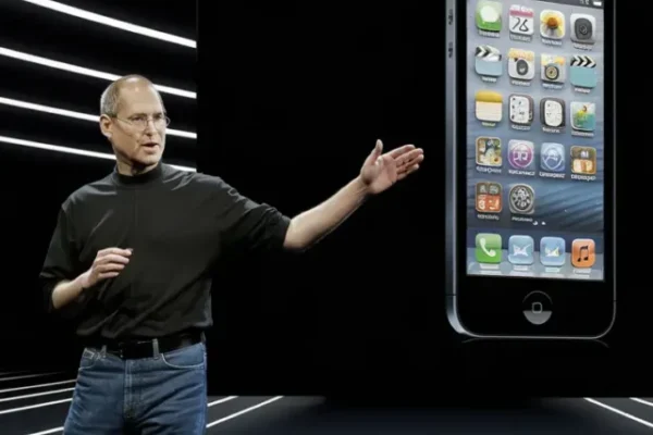 Steve Jobs Launches iPhone in 2007: A Tech Revolution
